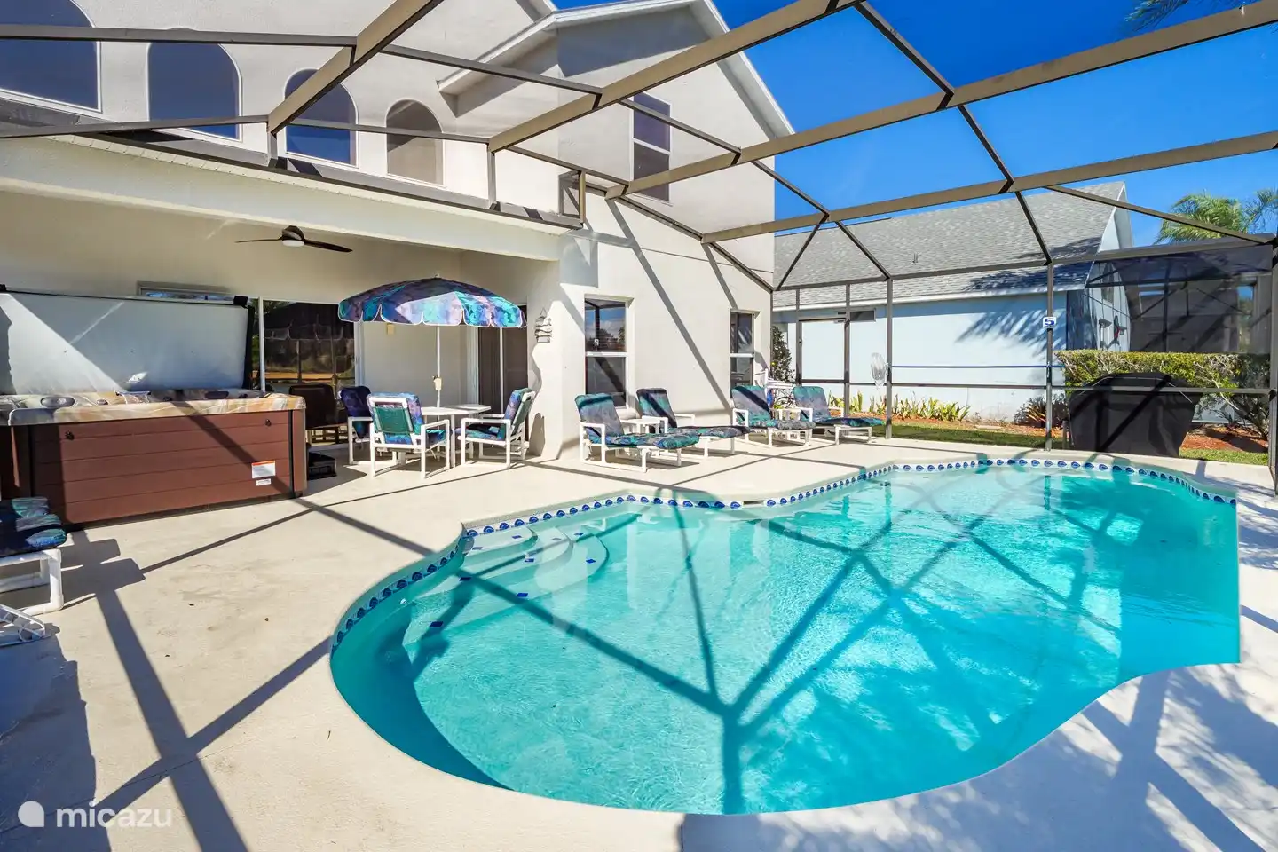 Pooldeck mit Whirlpool