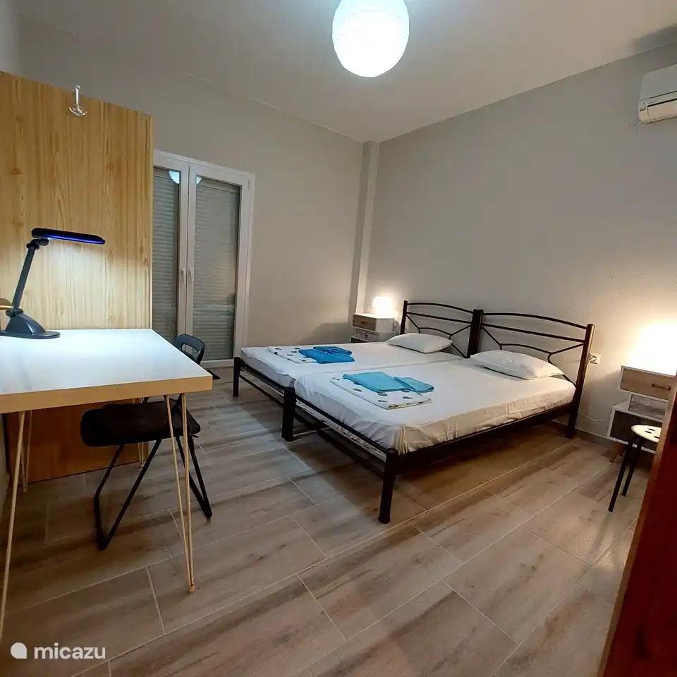 Geräumiges Schlafzimmer im ersten Stock mit Klimaanlage und Meerblick