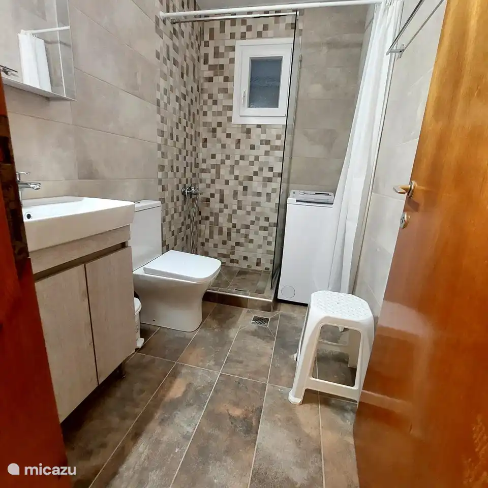 Badezimmer 1 mit Waschmaschine im 1. Stock