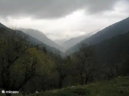 Das noch unberührte Hinterland von Poroi. Das Pindos-Gebirge. mit kristallklaren Bächen, grünen Bergen, kleinen Dörfern und endlosen Wandermöglichkeiten