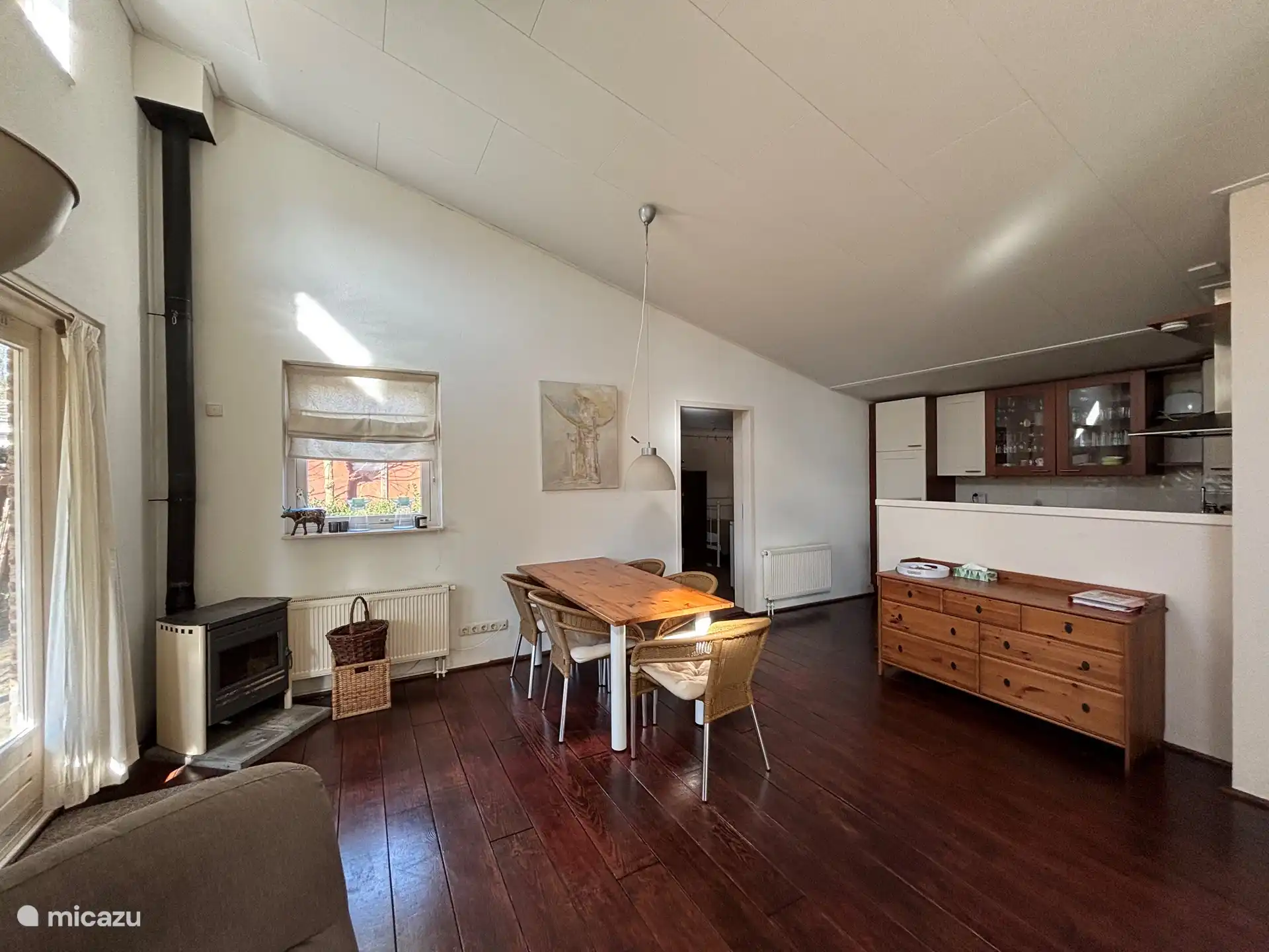 Wohnzimmer mit Blick auf die Küche und den Nebenraum