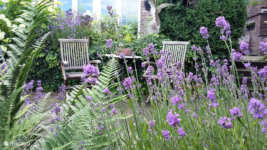 Genießen Sie die Ruhe und die Landschaft auf einer der vielen Terrassen rund um den Bauernhof.