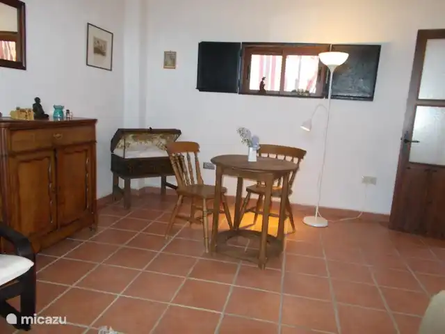 studio en España, Extremadura, Alcuéscar – Estudio Finca El Chorrillo mesa del comedor