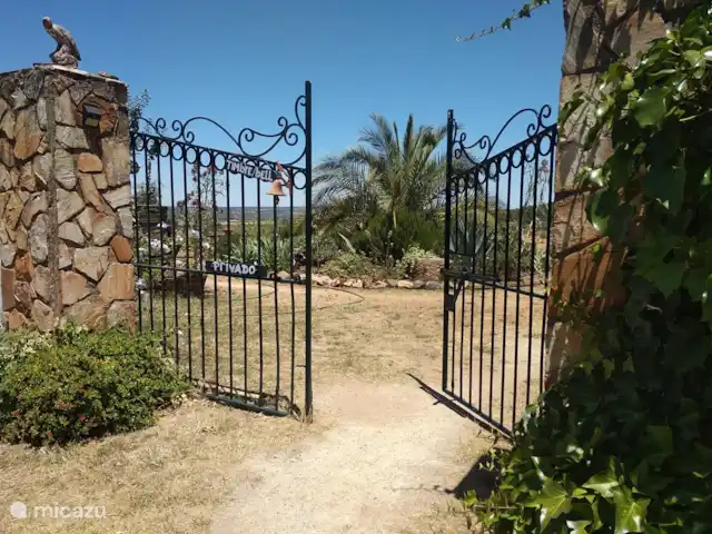 studio en España, Extremadura, Alcuéscar – Estudio Finca El Chorrillo Portón de entrada