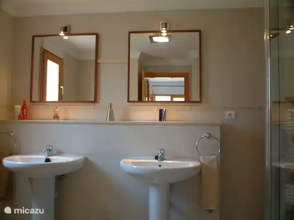 Hauptbadezimmer en suite