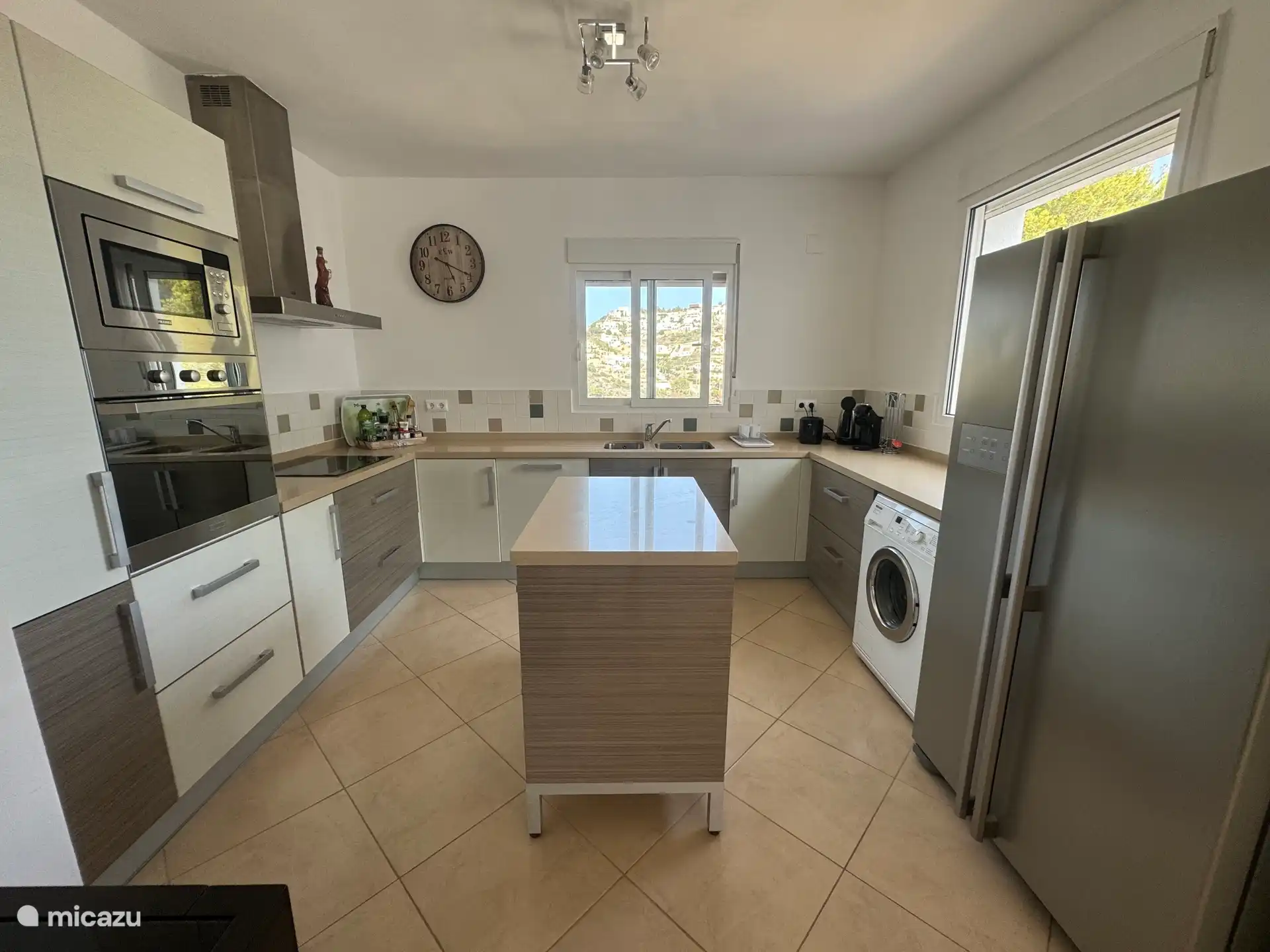 Geräumige Küche mit Kochinsel, Mikrowelle, Backofen, Geschirrspüler, Miele-Waschmaschine, amerikanischem Kühlschrank usw. usw.