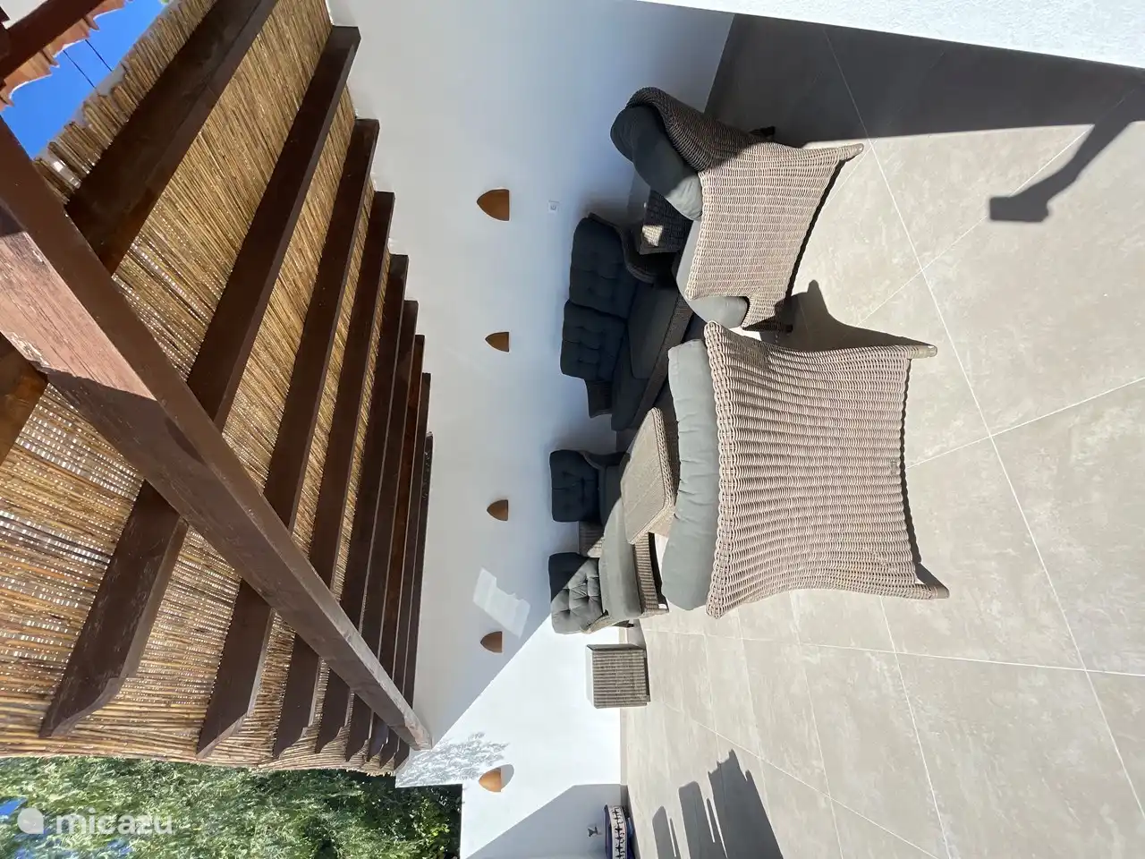 Überdachte Terrasse mit luxuriösem Lounge-Set