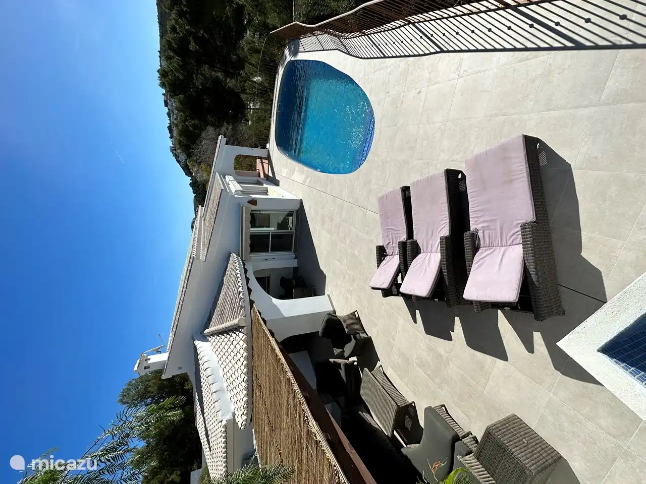 Top Blick auf den Pool, einen Teil des Gehäuses und ein Teil der Terrasse