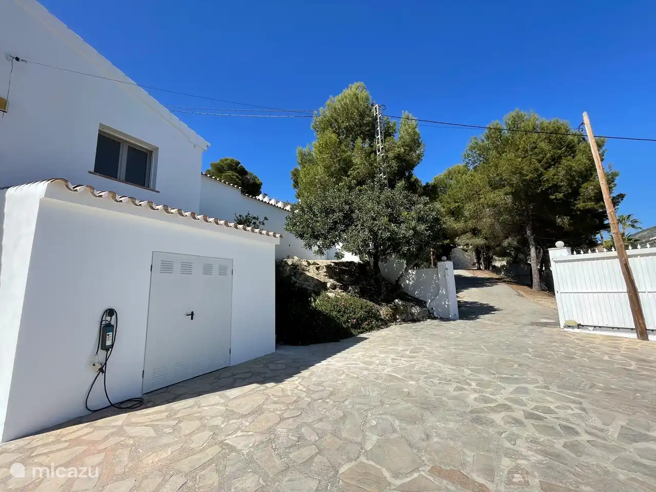 Das Tor mit einem geräumigen Innenhof