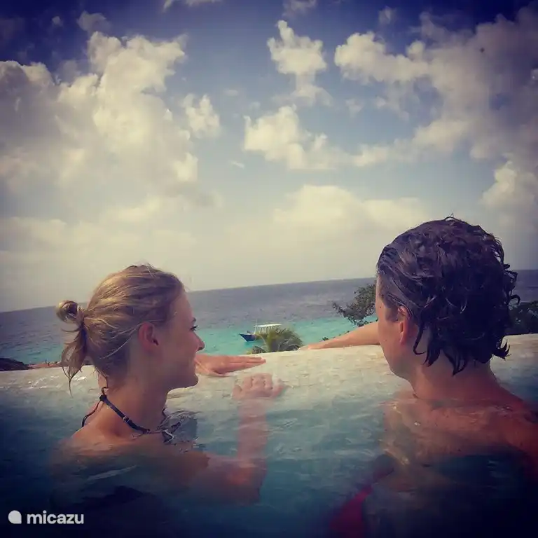 infinity pool Karakter