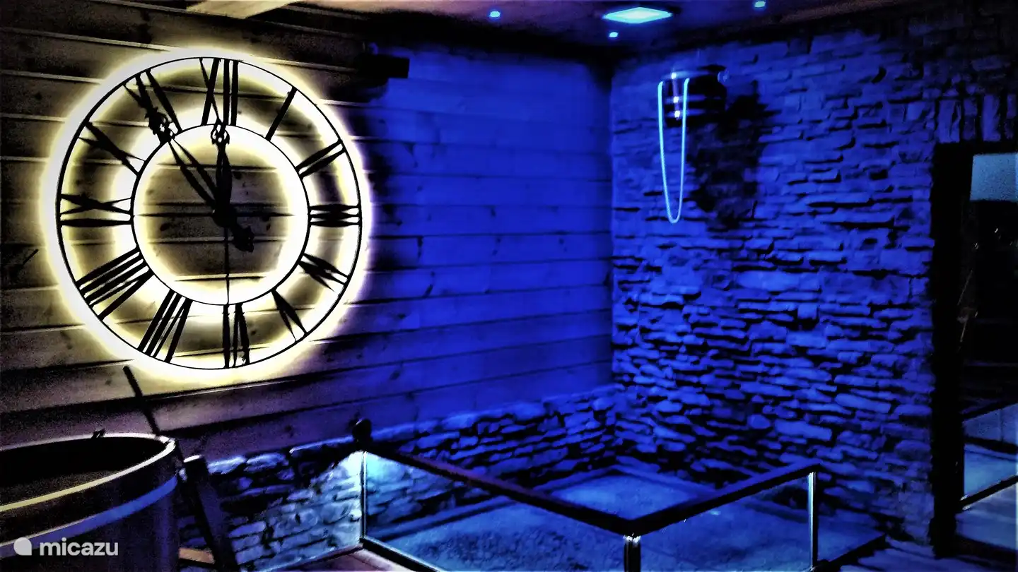 Eimer ziehen bei Nacht und der Uhr mit Warnung: Die Zeit vergeht, genieße