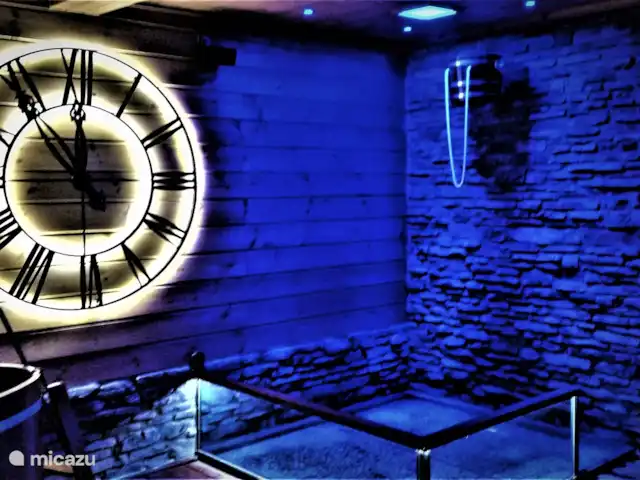 Wellness Chalet ROOS in Durbuy | Belgique, Ardennes, Bomal-sur-Ourthe - villa Tirez le seau la nuit et l’horloge avec l’avertissement : « Le temps passe vite, profitez-en »