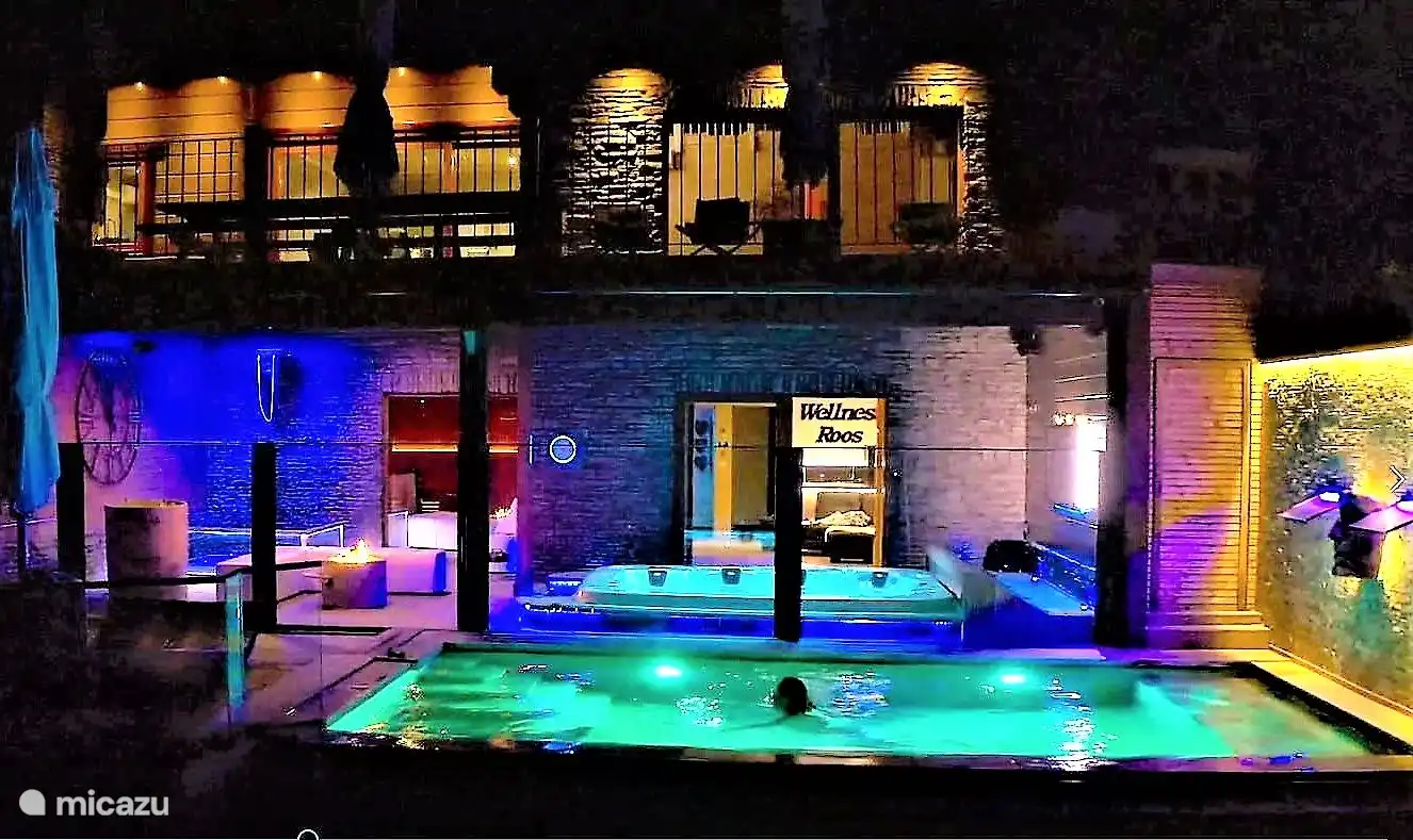 Das ganze Bild der Wellness Rose: Im Erdgeschoss der Indoor-Wellnessbereich und der überdachte Außenbereich der Infinity-Pool. Erdgeschoss: die großen Südterrassen.