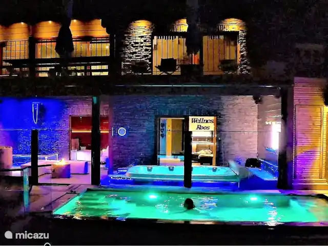 Wellness Chalet ROOS in Durbuy | Belgique, Ardennes, Bomal-sur-Ourthe - villa L’ensemble de l’image de Wellness Rose : En bas l’espace bien-être intérieur et extérieur couvert, la piscine à débordement. Rez-de-chaussée : les grandes terrasses orientées plein sud.