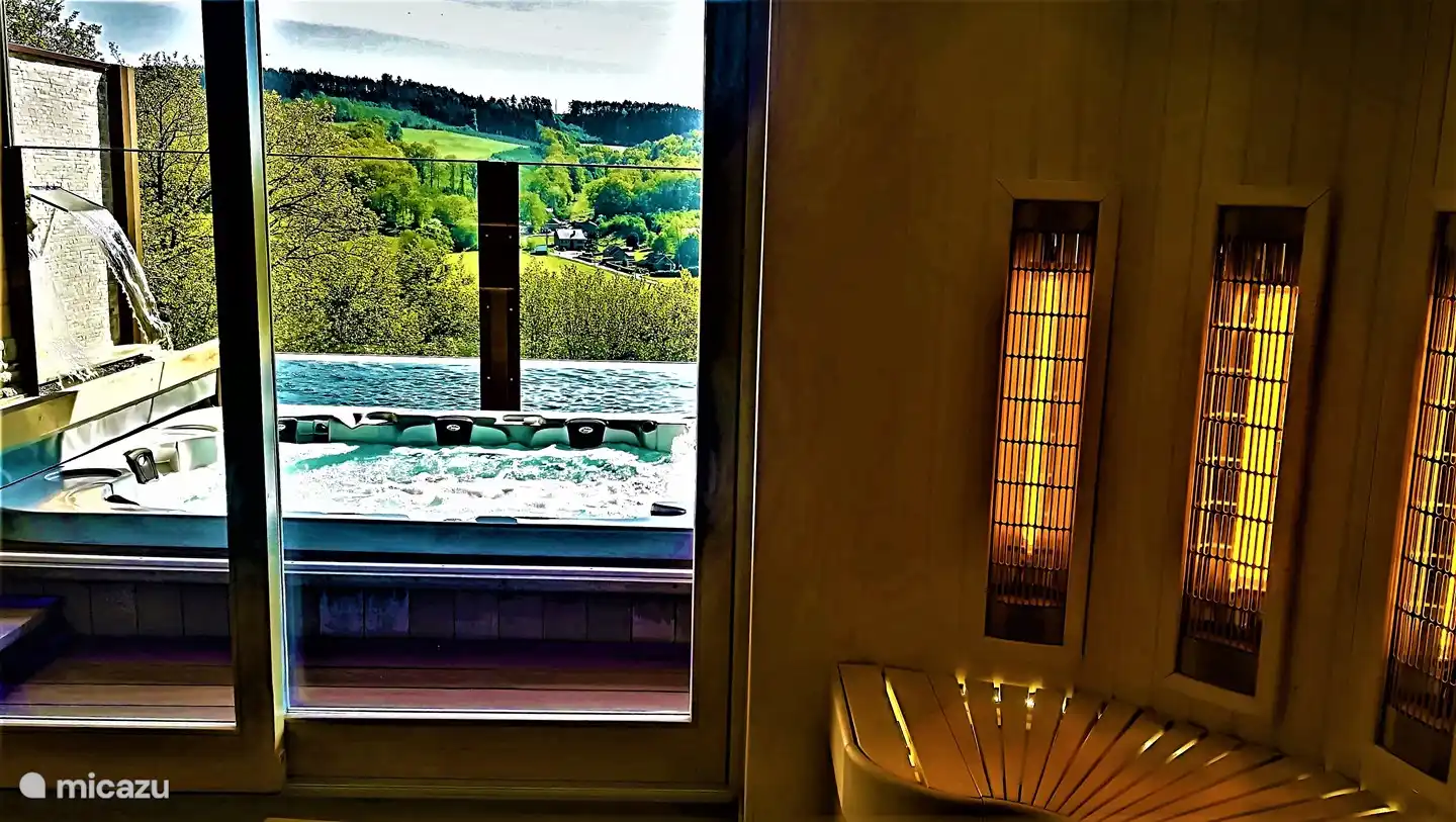 Das Schwimmbad, der Whirlpool und dann drinnen in die Infrarot-Ecke