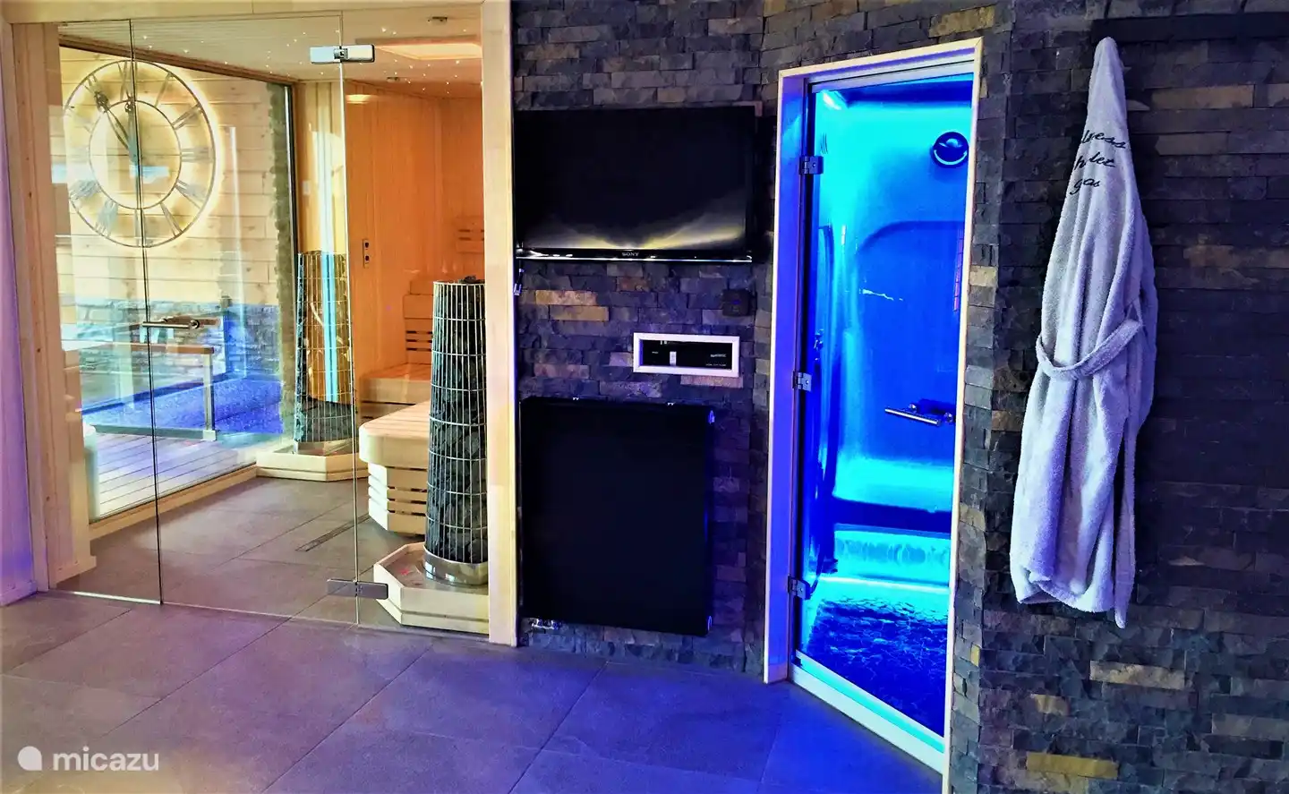 Die Sauna, mit Blick auf den Indoor-Wellnessbereich, das Hamam