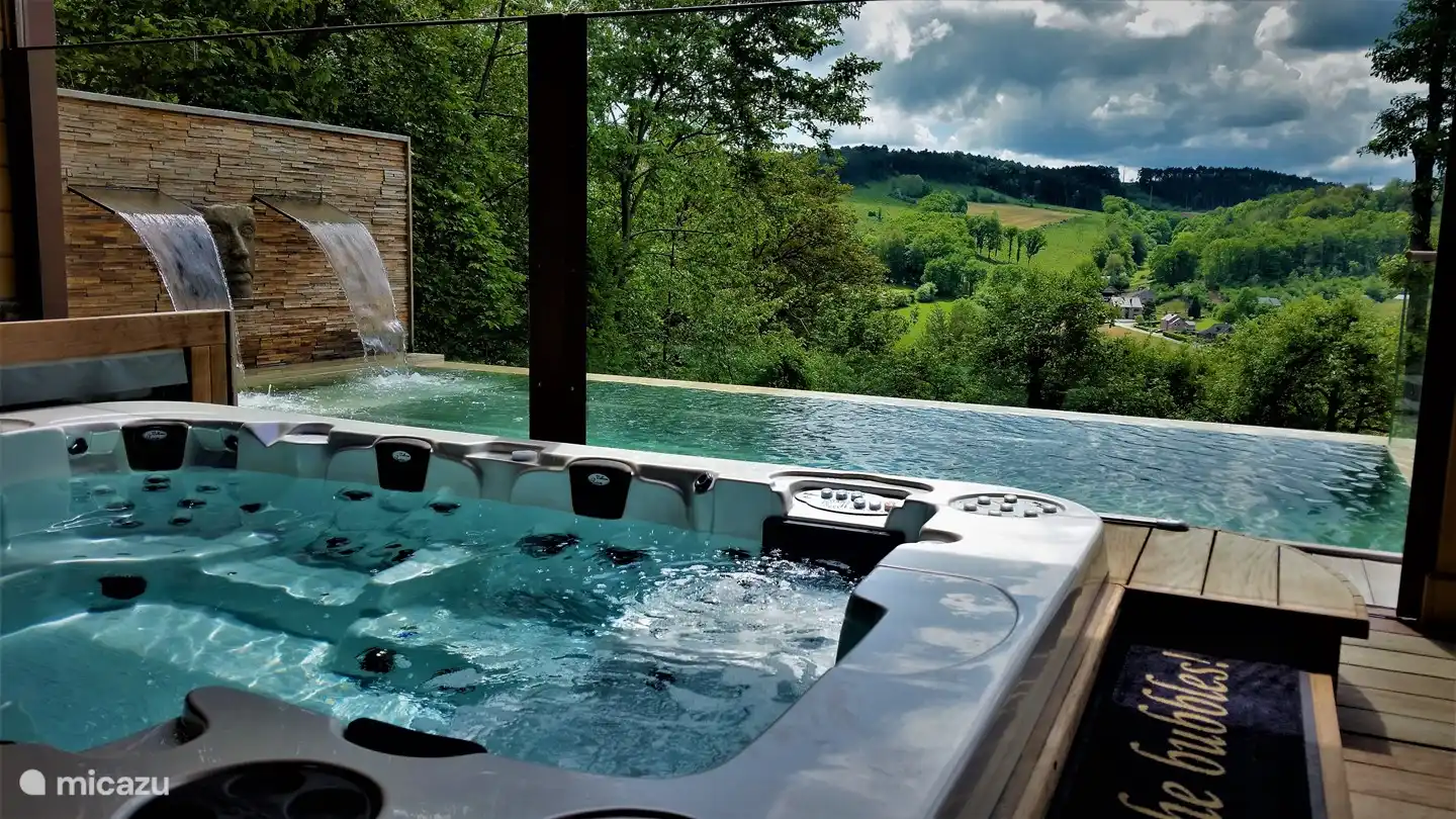 Jacuzzi und Infinity-Pool, hier trifft Wellness auf Natur