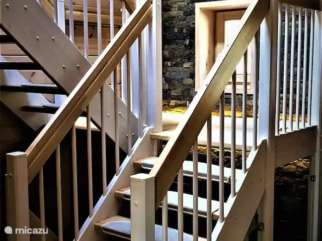 Wellness Chalet ROOS in Durbuy | Belgique, Ardennes, Bomal-sur-Ourthe - villa La cage d’escalier confortable, allant du rez-de-chaussée bien-être au rez-de-chaussée, aux couchages de l’étage 1.