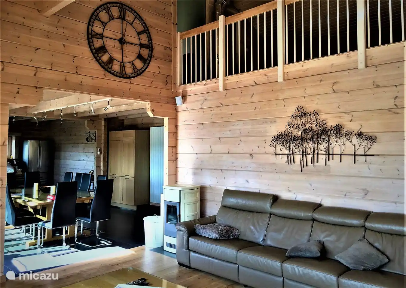 Die Sitzecke, der Esstisch und... Eine weitere große Uhr ! Genuss ist das A und O! Geselligkeit bringt der angenehme Pelletofen!