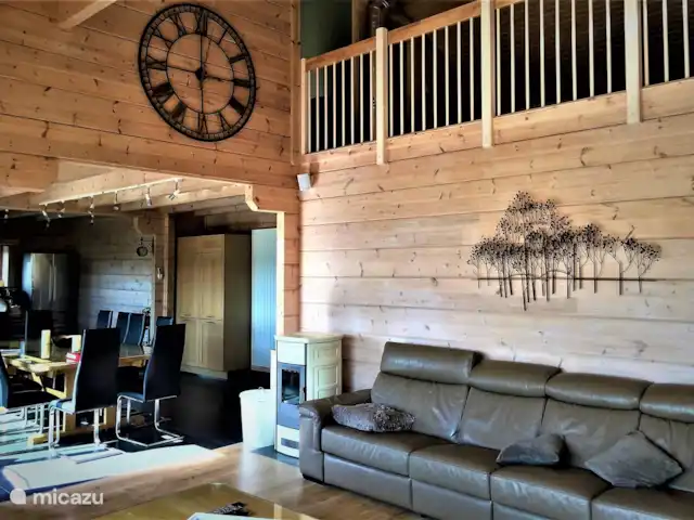 Wellness Chalet ROOS in Durbuy | Belgique, Ardennes, Bomal-sur-Ourthe - villa Le coin salon, la table à manger et... Encore une grosse horloge ! Le plaisir est la clé ! La convivialité est apportée par l’agréable poêle à granulés !