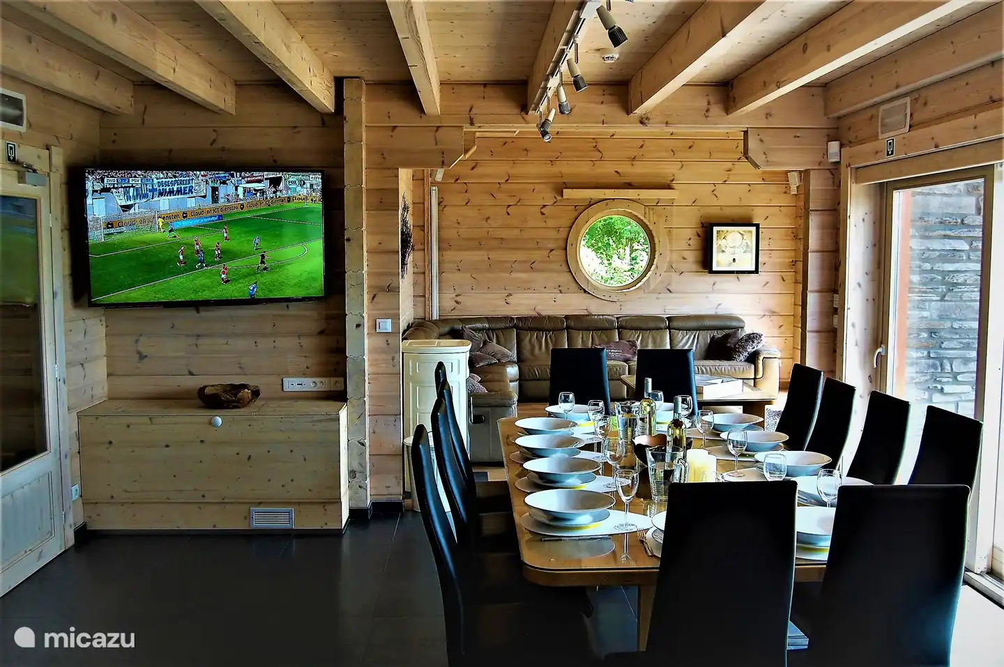 Der große Tisch im Wohnzimmer: Hier kann man nicht nur essen, sondern auch treffen!