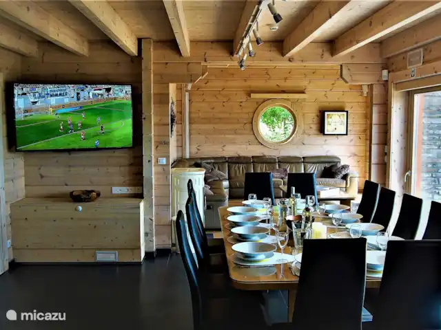 Wellness Chalet ROOS in Durbuy | Belgique, Ardennes, Bomal-sur-Ourthe - villa La grande table du salon : ici on peut non seulement « manger », mais aussi « se retrouver » !