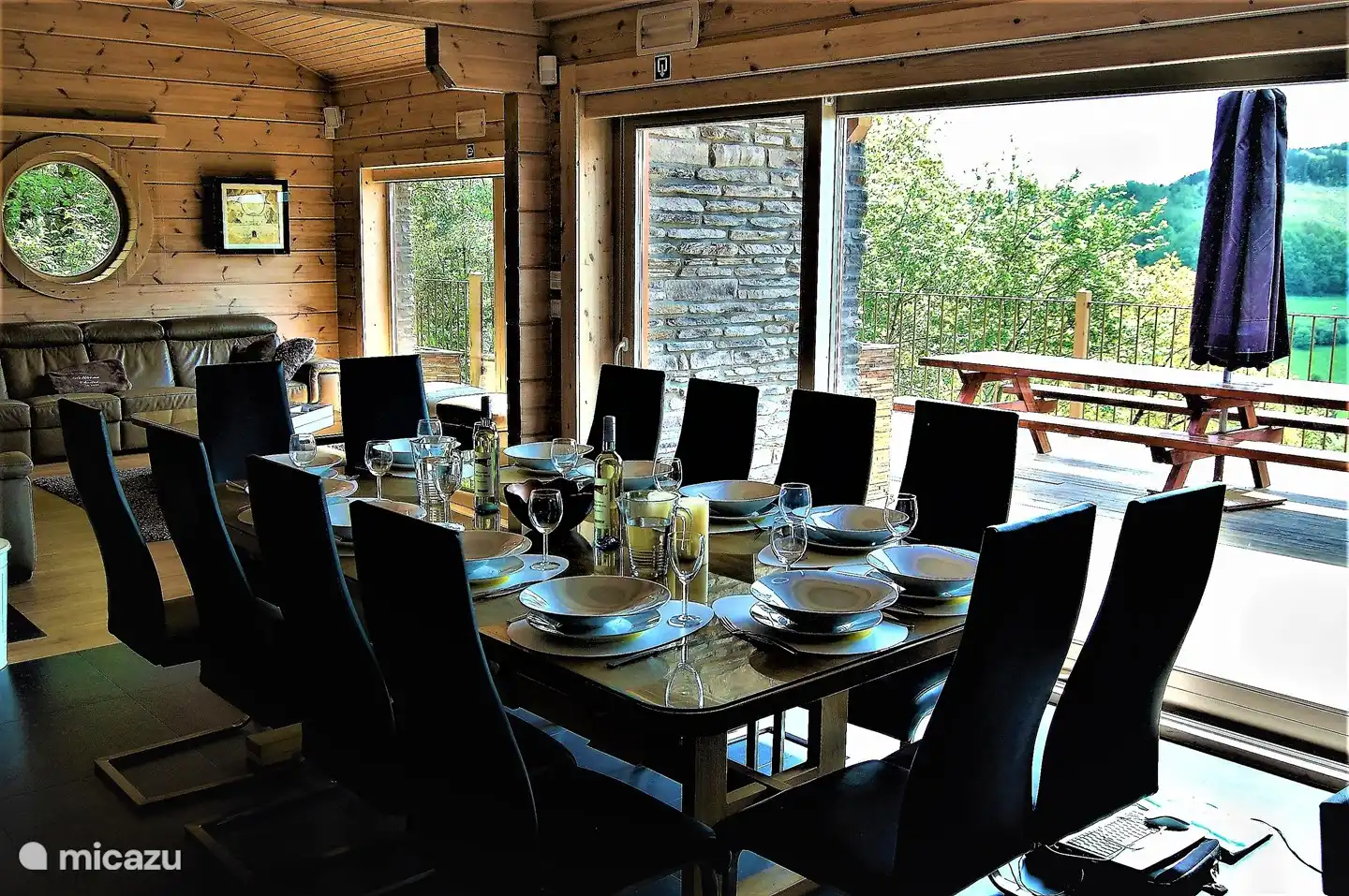 Esstisch mit Blick auf die Südterrasse und das schöne Tal.