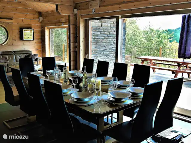 Wellness Chalet ROOS in Durbuy | Belgique, Ardennes, Bomal-sur-Ourthe - villa Table à manger avec vue sur la terrasse sud et la belle vallée.