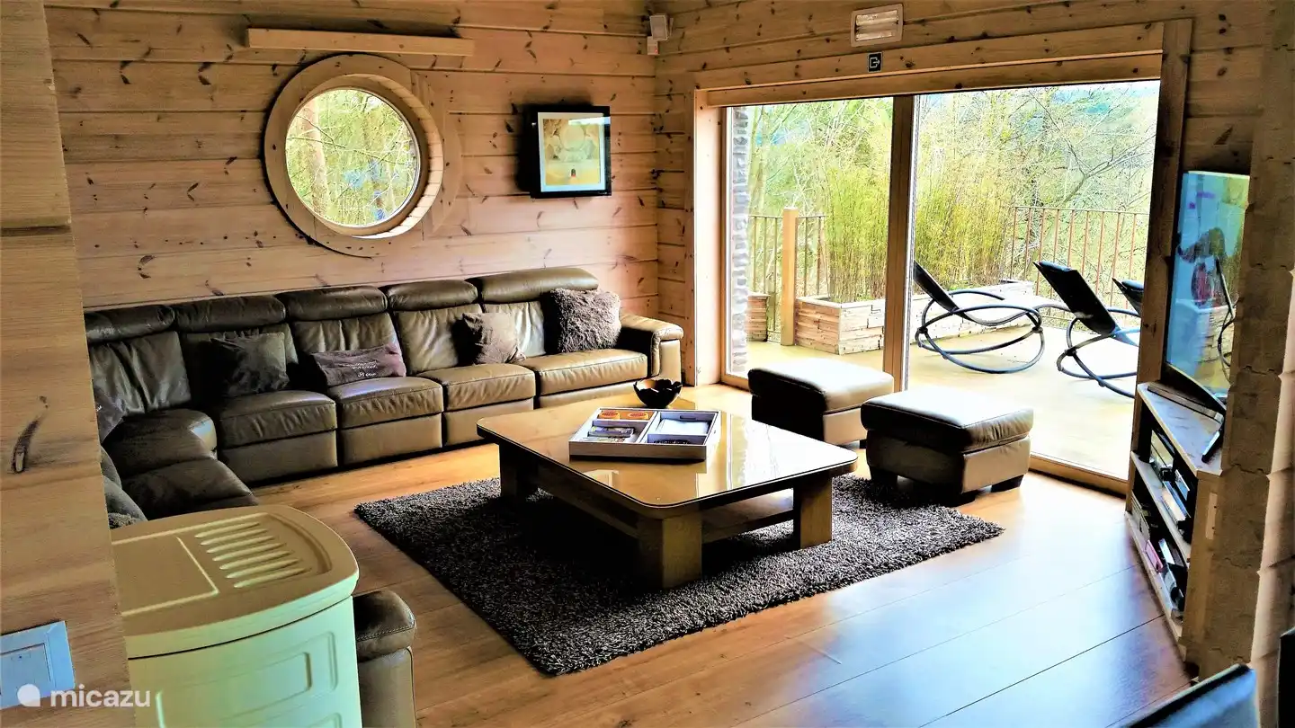 Das geräumige Ecksofa bietet Platz für die gesamte Gruppe.