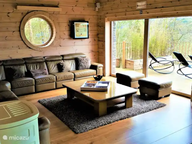 Wellness Chalet ROOS in Durbuy | Belgique, Ardennes, Bomal-sur-Ourthe - villa Le canapé d’angle spacieux offre de la place pour tout le groupe.