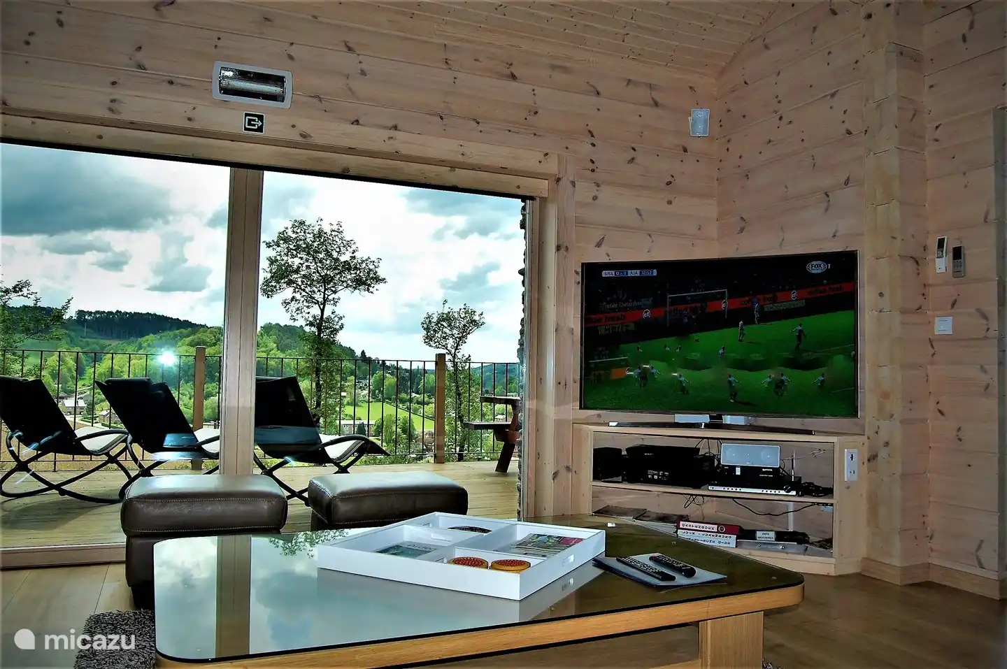 Von der Ecklounge aus können Sie nach dem Wellness über die große Leinwand einen Film ansehen!