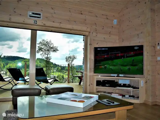 Wellness Chalet ROOS in Durbuy | Belgique, Ardennes, Bomal-sur-Ourthe - villa Depuis le salon d’angle, vous pouvez regarder un film après le bien-être via le grand écran !