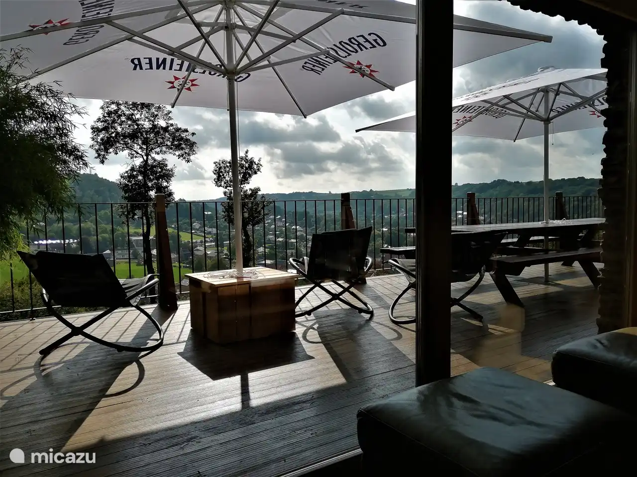 Blick aus der Lounge-Ecke: die große Südterrasse, auf der Sie das schöne Tal mit dem malerischen Dorf genießen können!