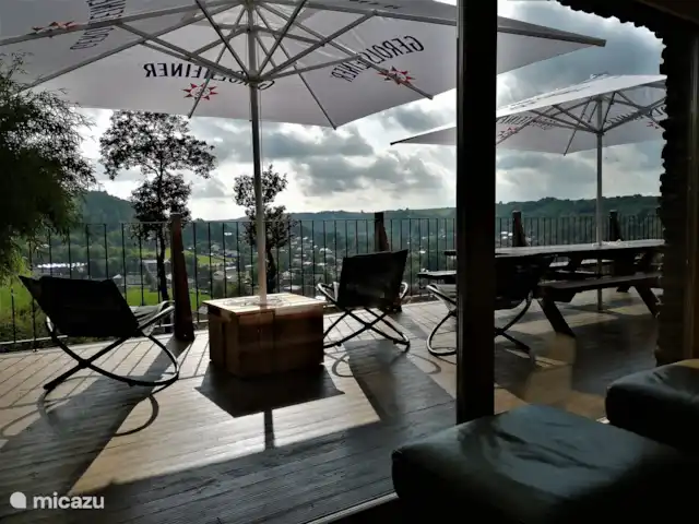 Wellness Chalet ROOS in Durbuy | Belgique, Ardennes, Bomal-sur-Ourthe - villa Vue depuis le coin salon : la grande terrasse sud, qui permet de profiter de la belle vallée avec le village pittoresque !