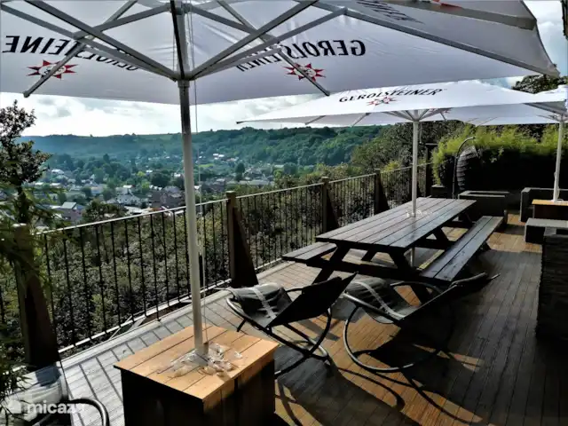 Wellness Chalet ROOS in Durbuy | Belgique, Ardennes, Bomal-sur-Ourthe - villa Le banc forestier spacieux et les grands parasols vous permettent de vraiment profiter du repas à l’extérieur !