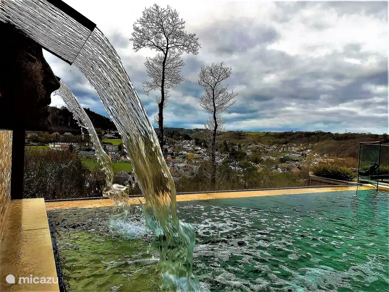 Die wirbelnden Fontänen sorgen für den Überlauf des Infinity-Pools
