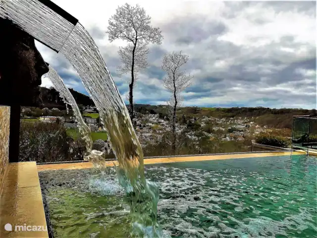 Wellness Chalet ROOS in Durbuy | Belgique, Ardennes, Bomal-sur-Ourthe - villa Les fontaines tourbillonnantes assurent le débordement de la piscine à débordement