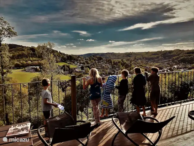 Wellness Chalet ROOS in Durbuy | Belgique, Ardennes, Bomal-sur-Ourthe - villa Les grandes terrasses de plain-pied vous permettent de profiter d’un magnifique coucher de soleil sur la vallée.