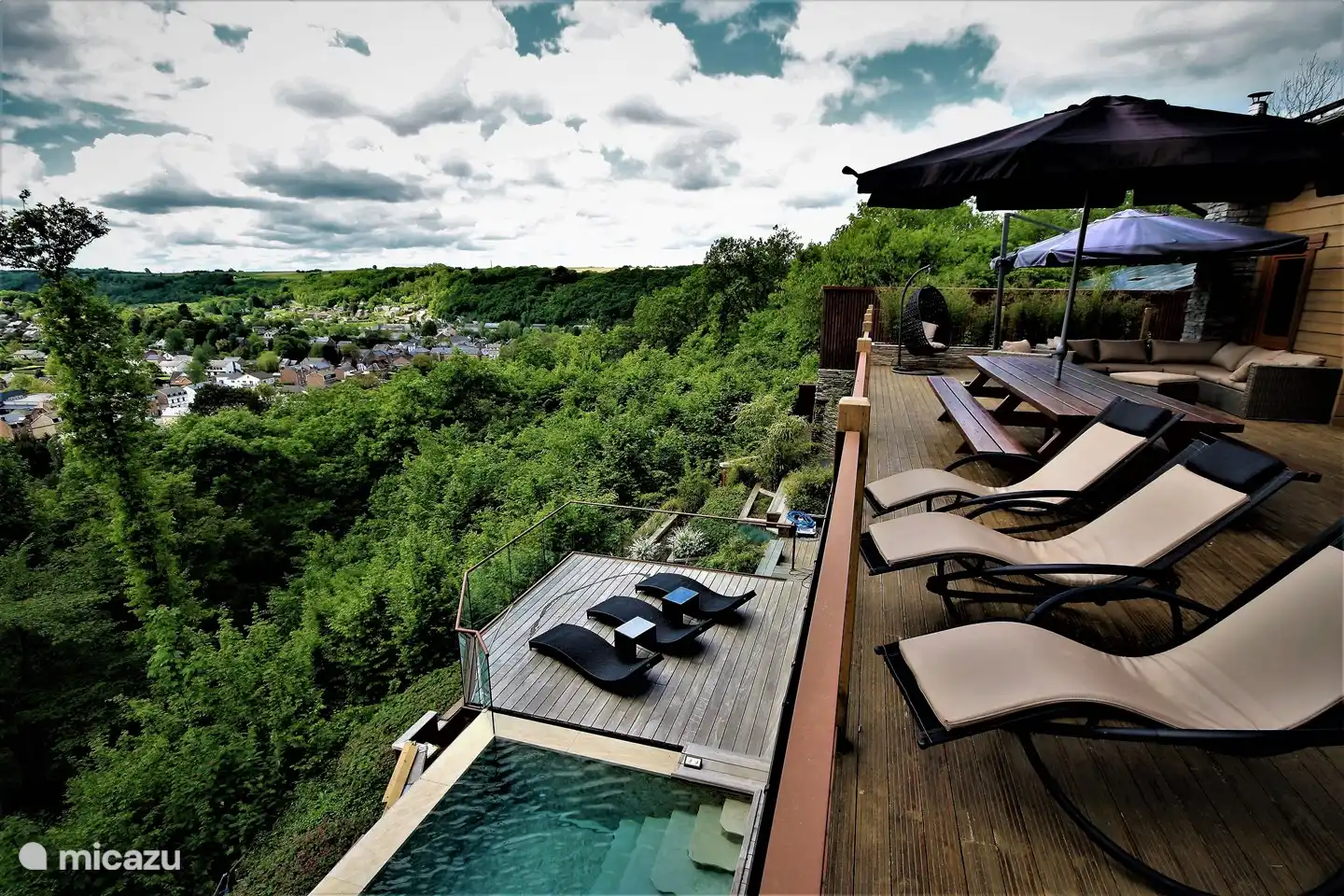 Hier sehen Sie Terrassen im Erdgeschoss, die Sonnenterrasse auf Wellness-Niveau und das schöne Tal.