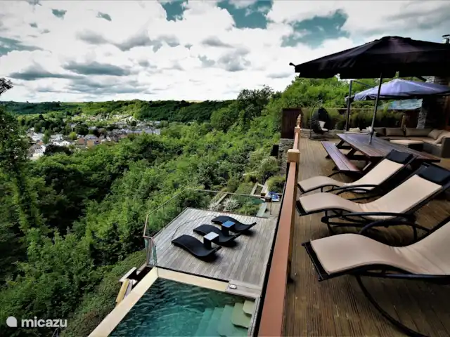 Wellness Chalet ROOS in Durbuy | Belgique, Ardennes, Bomal-sur-Ourthe - villa Ici, vous pouvez voir les terrasses du rez-de-chaussée, la terrasse ensoleillée au niveau du bien-être et la belle vallée.