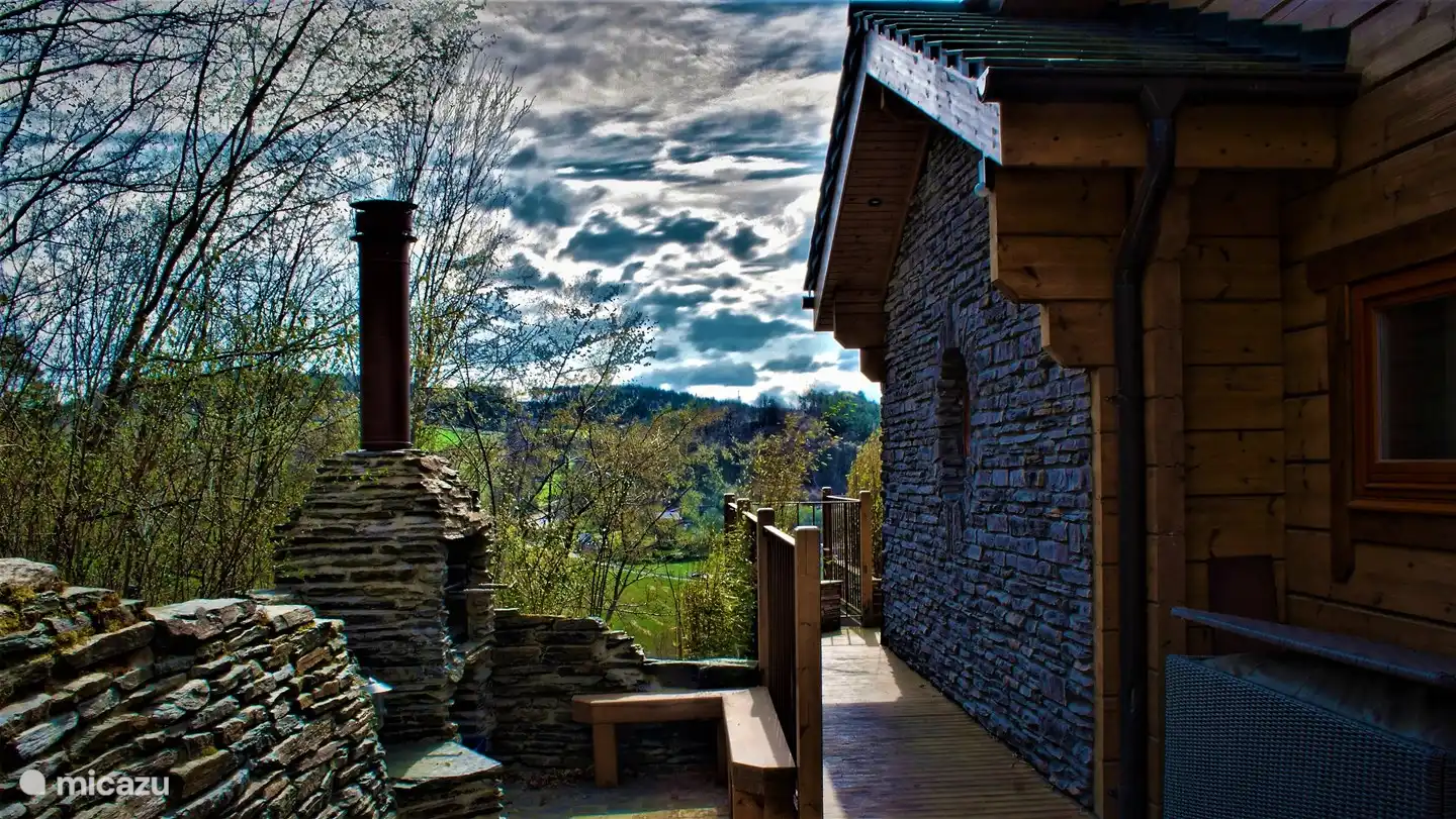 Die rechte Seite mit Holzkohlegrill.