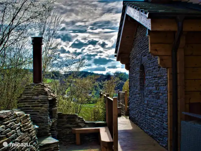 Wellness Chalet ROOS in Durbuy | Belgique, Ardennes, Bomal-sur-Ourthe - villa Le côté droit avec barbecue au charbon de bois.