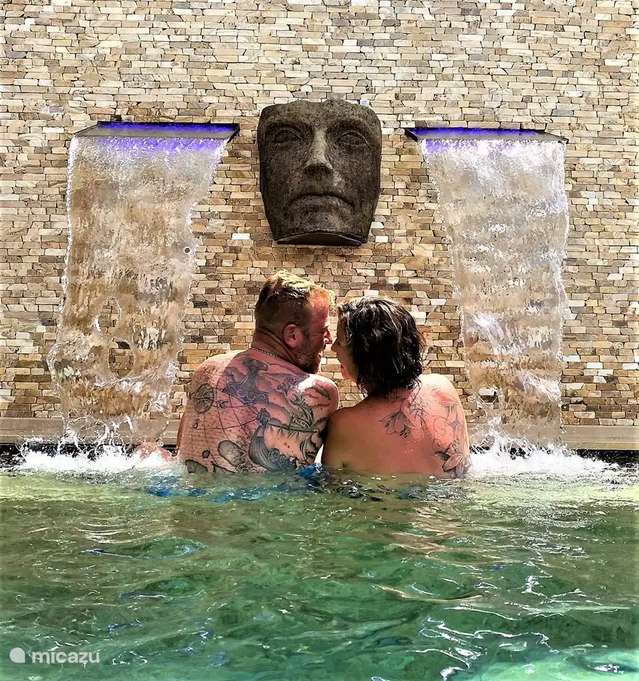 Die Springbrunnen bringen eine angenehme Abkühlung, die Paare genießen es!