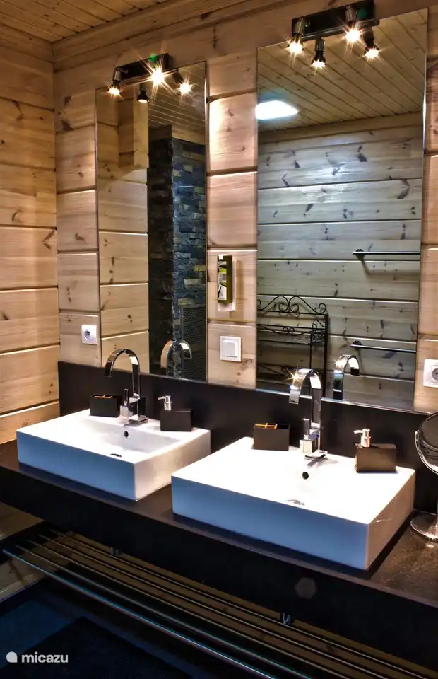 Das Badezimmer im Erdgeschoss, Doppelwaschbecken, Doppeldusche und alles in den schönsten natürlichen Materialien!