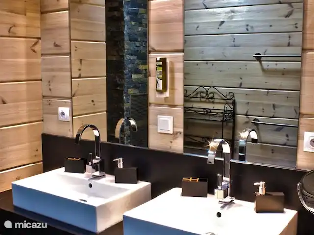 Wellness Chalet ROOS in Durbuy | Belgique, Ardennes, Bomal-sur-Ourthe - villa La salle de bain au rez-de-chaussée, double vasque, double douche et le tout dans les plus beaux matériaux naturels !
