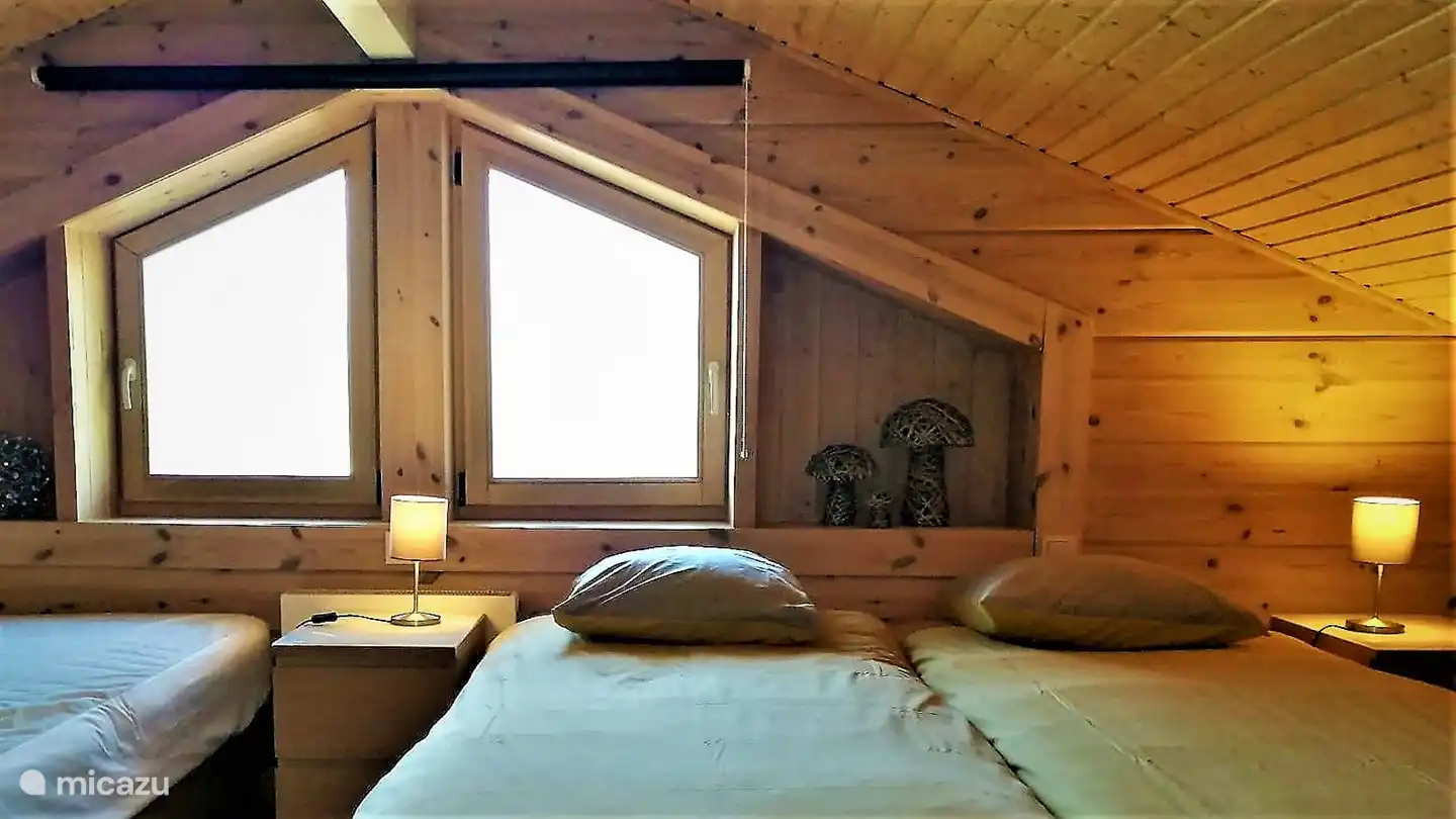 Auf Etage 1 finden wir diesen Schlafbereich mit 4 hochwertigen Boxspringbetten