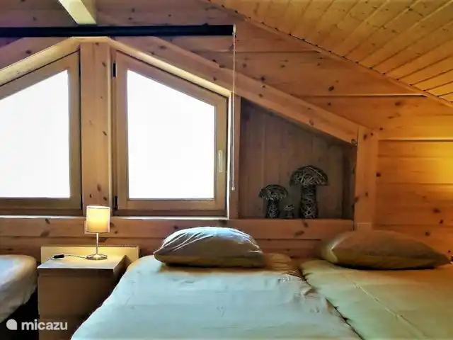 Wellness Chalet ROOS in Durbuy | Belgique, Ardennes, Bomal-sur-Ourthe - villa Au 1er étage, nous trouvons cet espace nuit avec 4 sommiers de qualité