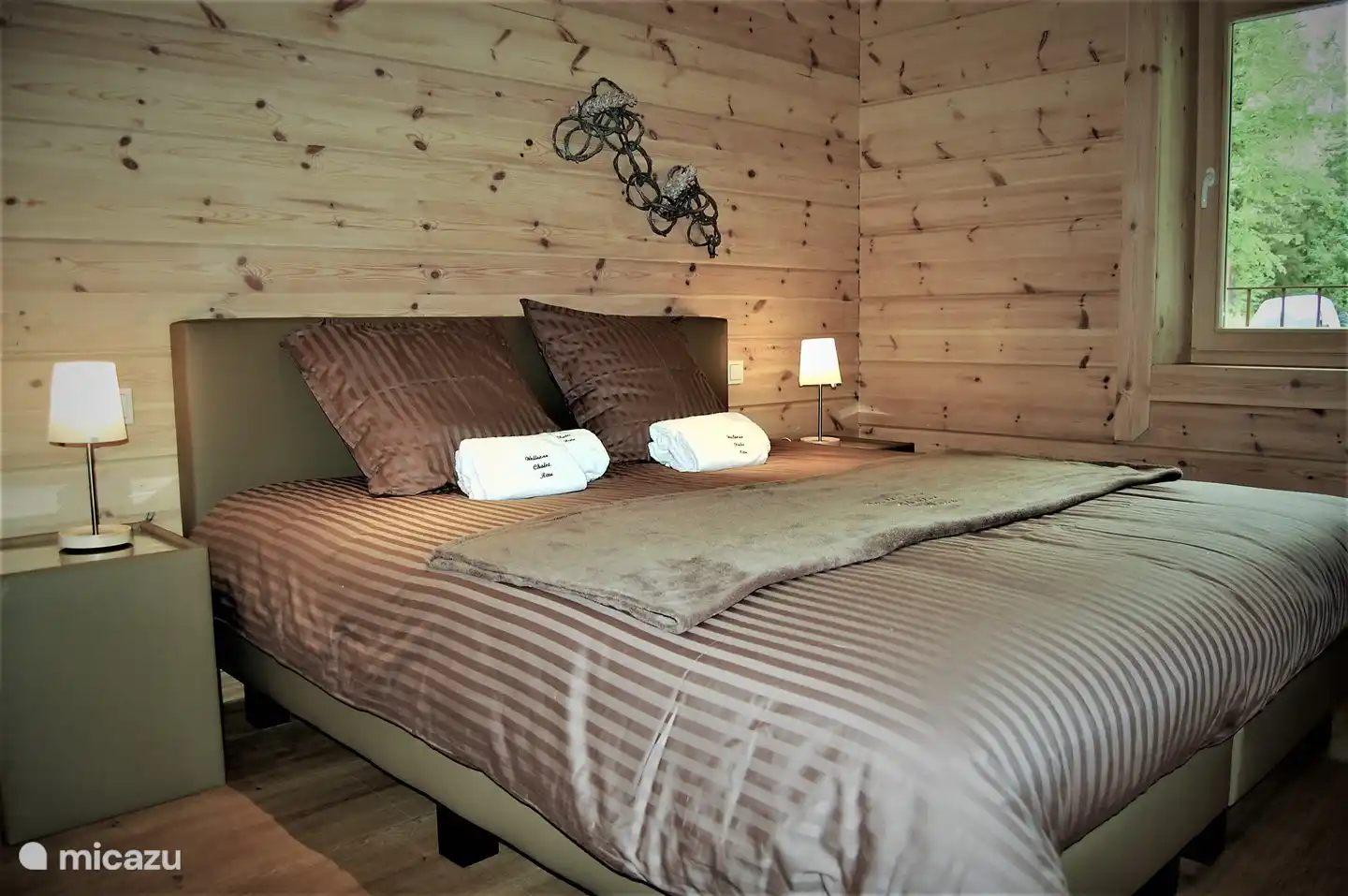 Eines der Schlafzimmer im Erdgeschoss mit einem hochwertigen Boxspringbett von 1,80 m Breite! Wir lassen unsere Gäste in vollen Zügen genießen!