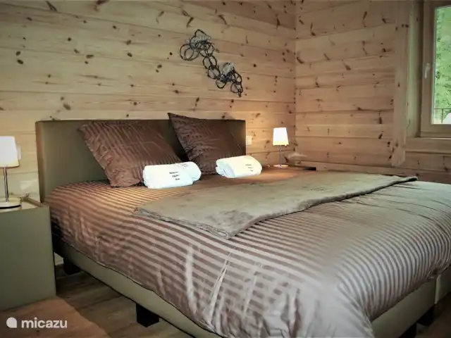 Wellness Chalet ROOS in Durbuy | Belgique, Ardennes, Bomal-sur-Ourthe - villa Une des chambres au rez-de-chaussée, avec un sommier tapissier de qualité de 1,80m de large ! Nous laissons nos clients s’amuser au maximum !