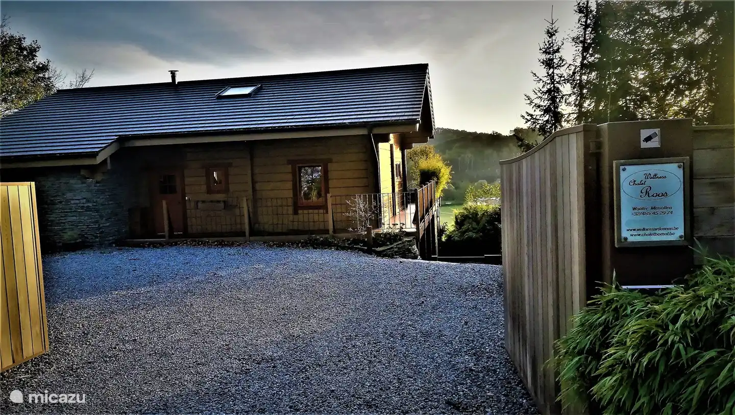 Zugang zum geräumigen Parkplatz.